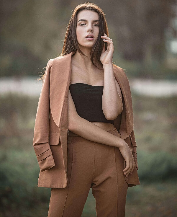 woman Wearing Linen pants and a Suit
for there coffee date